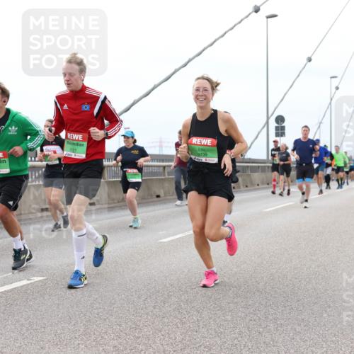 03.10.2025 - Köhlbrandbrückenlauf Lena Gebhardt http://msf.ph/oto/9202266 03.10.2025 15:48:33 Position 2 7697, 8921, 9739 meine-sportfotos.de