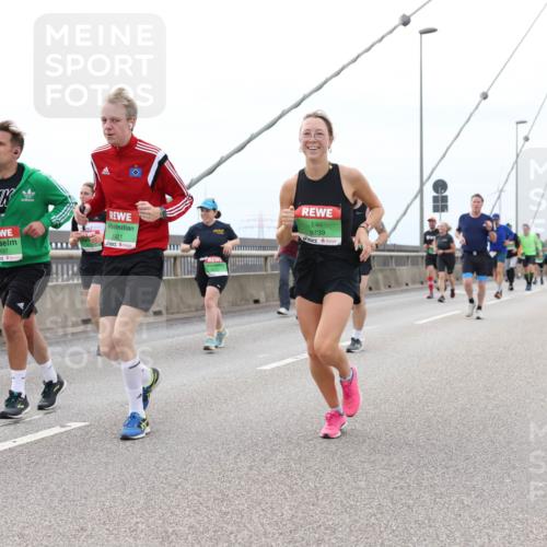 03.10.2025 - Köhlbrandbrückenlauf Lena Gebhardt http://msf.ph/oto/9202267 03.10.2025 15:48:33 Position 2 7697, 921, 9739 meine-sportfotos.de