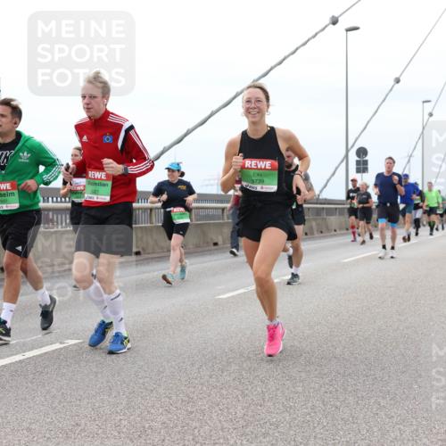 03.10.2025 - Köhlbrandbrückenlauf Lena Gebhardt http://msf.ph/oto/9202268 03.10.2025 15:48:33 Position 2 7697, 8921, 9739 meine-sportfotos.de