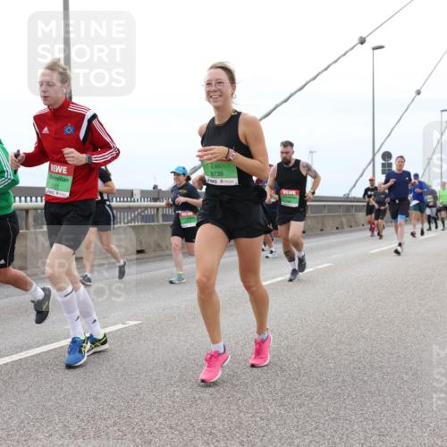03.10.2025 - Köhlbrandbrückenlauf Lena Gebhardt http://msf.ph/oto/9202271 03.10.2025 15:48:33 Position 2 8921, 9739 meine-sportfotos.de