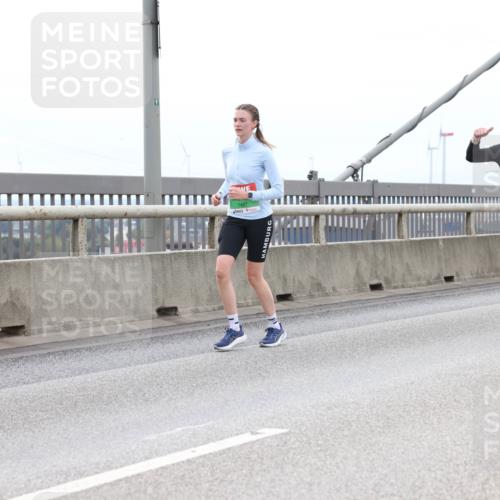 03.10.2025 - Köhlbrandbrückenlauf Lena Gebhardt http://msf.ph/oto/9202309 03.10.2025 15:48:40 Position 2 7487, 9624 meine-sportfotos.de