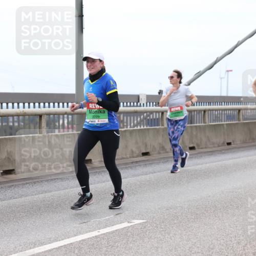 03.10.2025 - Köhlbrandbrückenlauf Lena Gebhardt http://msf.ph/oto/9202330 03.10.2025 15:48:45 Position 2 9229, 8259 meine-sportfotos.de