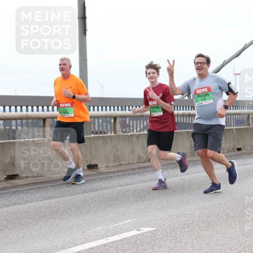 03.10.2025 - Köhlbrandbrückenlauf Lena Gebhardt http://msf.ph/oto/9202346 03.10.2025 15:48:49 Position 2 7602, 7603 meine-sportfotos.de