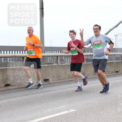 03.10.2025 - Köhlbrandbrückenlauf Lena Gebhardt http://msf.ph/oto/9202347 03.10.2025 15:48:49 Position 2 7602, 7603, 7591 meine-sportfotos.de