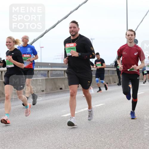 03.10.2025 - Köhlbrandbrückenlauf Lena Gebhardt http://msf.ph/oto/9202370 03.10.2025 15:48:53 Position 2 9706, 77 meine-sportfotos.de