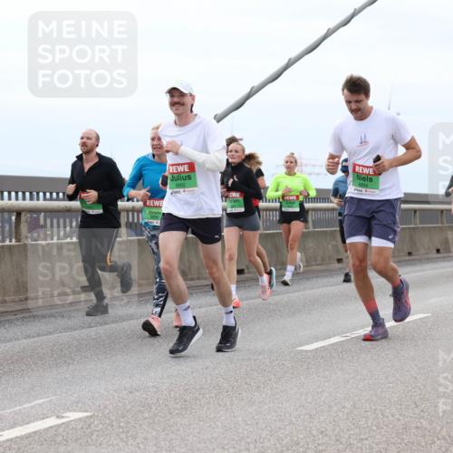 03.10.2025 - Köhlbrandbrückenlauf Lena Gebhardt http://msf.ph/oto/9202398 03.10.2025 15:48:58 Position 2 91, 8950, 8954 meine-sportfotos.de