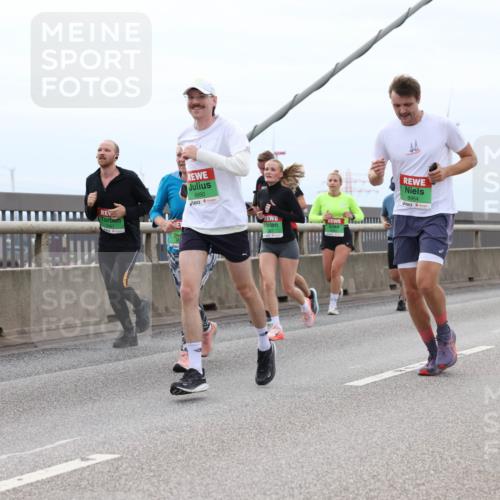 03.10.2025 - Köhlbrandbrückenlauf Lena Gebhardt http://msf.ph/oto/9202399 03.10.2025 15:48:58 Position 2 9, 8950, 8954 meine-sportfotos.de