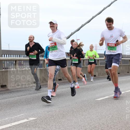 03.10.2025 - Köhlbrandbrückenlauf Lena Gebhardt http://msf.ph/oto/9202400 03.10.2025 15:48:58 Position 2 91, 8950, 8954 meine-sportfotos.de