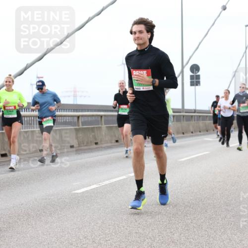 03.10.2025 - Köhlbrandbrückenlauf Lena Gebhardt http://msf.ph/oto/9202405 03.10.2025 15:48:59 Position 2 8954 meine-sportfotos.de