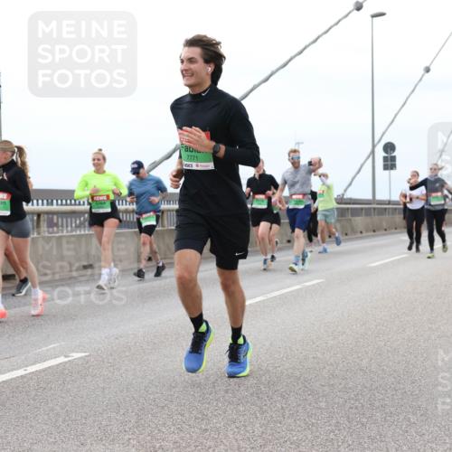 03.10.2025 - Köhlbrandbrückenlauf Lena Gebhardt http://msf.ph/oto/9202409 03.10.2025 15:49:00 Position 2 7771 meine-sportfotos.de