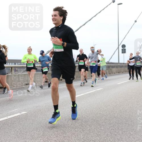 03.10.2025 - Köhlbrandbrückenlauf Lena Gebhardt http://msf.ph/oto/9202410 03.10.2025 15:49:00 Position 2 7771 meine-sportfotos.de