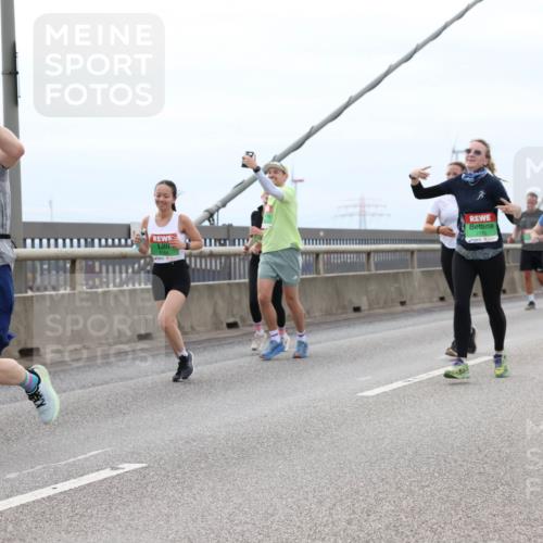 03.10.2025 - Köhlbrandbrückenlauf Lena Gebhardt http://msf.ph/oto/9202422 03.10.2025 15:49:03 Position 2 7667, 7775 meine-sportfotos.de