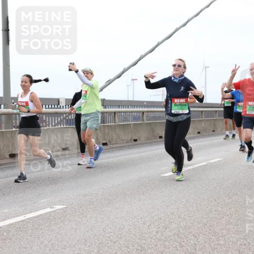 03.10.2025 - Köhlbrandbrückenlauf Lena Gebhardt http://msf.ph/oto/9202424 03.10.2025 15:49:03 Position 2 7775 meine-sportfotos.de