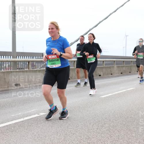 03.10.2025 - Köhlbrandbrückenlauf Lena Gebhardt http://msf.ph/oto/9202442 03.10.2025 15:49:06 Position 2 8983 meine-sportfotos.de