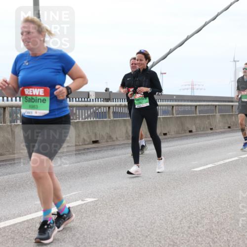 03.10.2025 - Köhlbrandbrückenlauf Lena Gebhardt http://msf.ph/oto/9202445 03.10.2025 15:49:06 Position 2 8983, 7657, 9244 meine-sportfotos.de