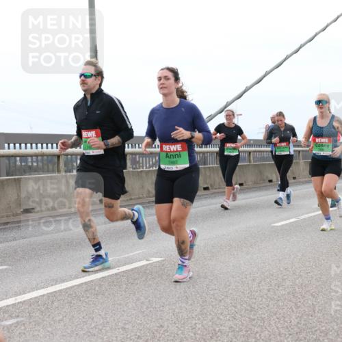 03.10.2025 - Köhlbrandbrückenlauf Lena Gebhardt http://msf.ph/oto/9202462 03.10.2025 15:49:09 Position 2 7482 meine-sportfotos.de