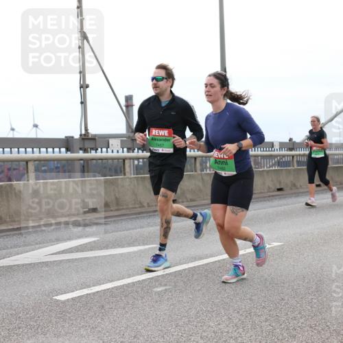 03.10.2025 - Köhlbrandbrückenlauf Lena Gebhardt http://msf.ph/oto/9202465 03.10.2025 15:49:09 Position 2 7457, 7482 meine-sportfotos.de