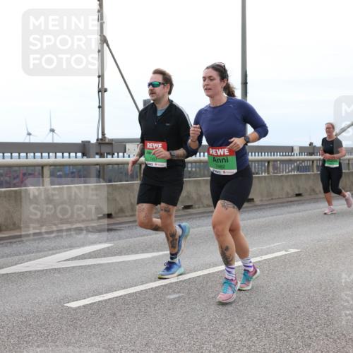 03.10.2025 - Köhlbrandbrückenlauf Lena Gebhardt http://msf.ph/oto/9202467 03.10.2025 15:49:09 Position 2 7457, 7482 meine-sportfotos.de