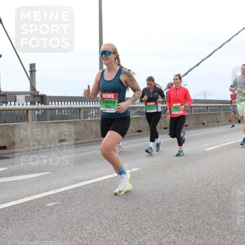 03.10.2025 - Köhlbrandbrückenlauf Lena Gebhardt http://msf.ph/oto/9202473 03.10.2025 15:49:10 Position 2 7935 meine-sportfotos.de