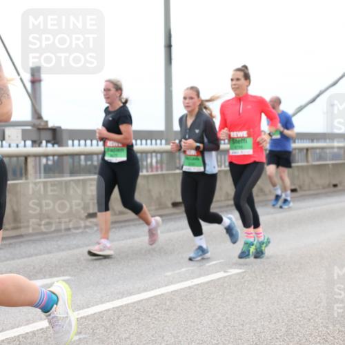 03.10.2025 - Köhlbrandbrückenlauf Lena Gebhardt http://msf.ph/oto/9202478 03.10.2025 15:49:11 Position 2 7935 meine-sportfotos.de