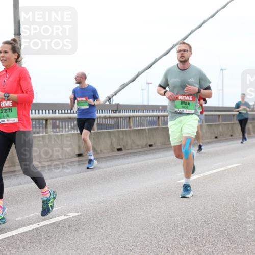 03.10.2025 - Köhlbrandbrückenlauf Lena Gebhardt http://msf.ph/oto/9202481 03.10.2025 15:49:11 Position 2 8765, 8766, 8009 meine-sportfotos.de