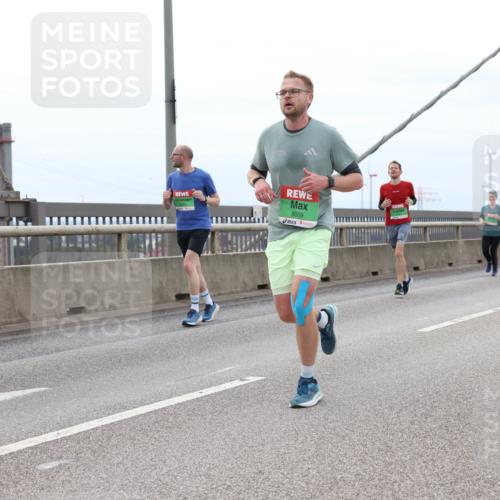 03.10.2025 - Köhlbrandbrückenlauf Lena Gebhardt http://msf.ph/oto/9202487 03.10.2025 15:49:12 Position 2 8009 meine-sportfotos.de
