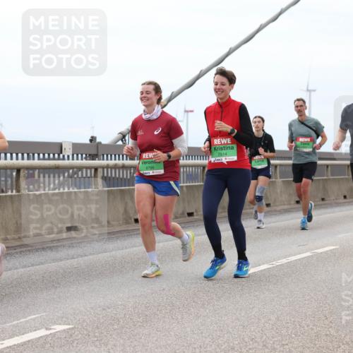 03.10.2025 - Köhlbrandbrückenlauf Lena Gebhardt http://msf.ph/oto/9202501 03.10.2025 15:49:16 Position 2 9015, 8799, 7514, 9307 meine-sportfotos.de