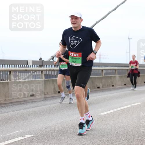 03.10.2025 - Köhlbrandbrückenlauf Lena Gebhardt http://msf.ph/oto/9202507 03.10.2025 15:49:18 Position 2 9307 meine-sportfotos.de