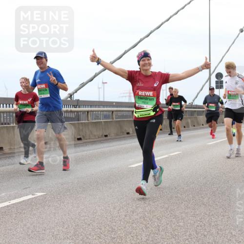 03.10.2025 - Köhlbrandbrückenlauf Lena Gebhardt http://msf.ph/oto/9202516 03.10.2025 15:49:21 Position 2 7814, 7854 meine-sportfotos.de
