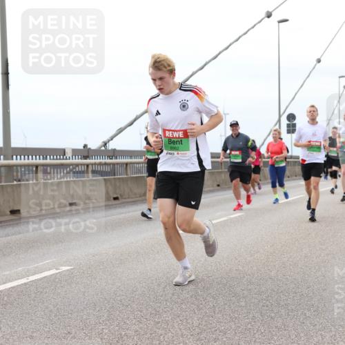 03.10.2025 - Köhlbrandbrückenlauf Lena Gebhardt http://msf.ph/oto/9202523 03.10.2025 15:49:23 Position 2 8962 meine-sportfotos.de
