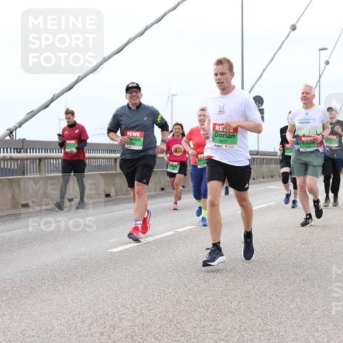 03.10.2025 - Köhlbrandbrückenlauf Lena Gebhardt http://msf.ph/oto/9202526 03.10.2025 15:49:24 Position 2 8764, 8951 meine-sportfotos.de