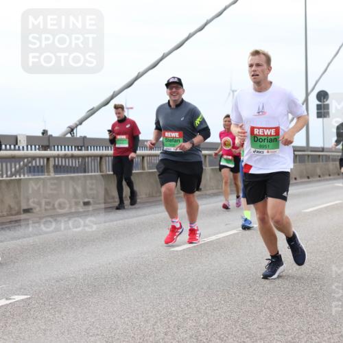 03.10.2025 - Köhlbrandbrückenlauf Lena Gebhardt http://msf.ph/oto/9202527 03.10.2025 15:49:25 Position 2 7432, 8951 meine-sportfotos.de