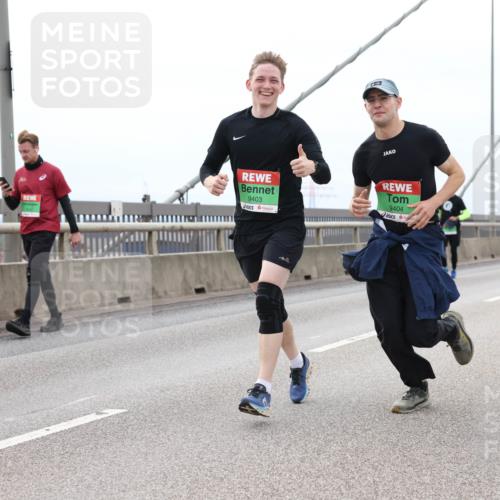 03.10.2025 - Köhlbrandbrückenlauf Lena Gebhardt http://msf.ph/oto/9202543 03.10.2025 15:49:28 Position 2 9394, 9403, 9404 meine-sportfotos.de