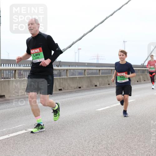 03.10.2025 - Köhlbrandbrückenlauf Lena Gebhardt http://msf.ph/oto/9202575 03.10.2025 15:49:34 Position 2 9486, 8093, 9159 meine-sportfotos.de