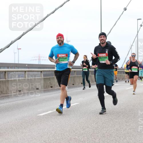 03.10.2025 - Köhlbrandbrückenlauf Lena Gebhardt http://msf.ph/oto/9202629 03.10.2025 15:49:49 Position 2 8294, 8292 meine-sportfotos.de