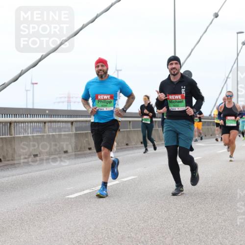 03.10.2025 - Köhlbrandbrückenlauf Lena Gebhardt http://msf.ph/oto/9202630 03.10.2025 15:49:50 Position 2 8294, 8292 meine-sportfotos.de