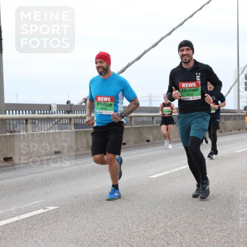 03.10.2025 - Köhlbrandbrückenlauf Lena Gebhardt http://msf.ph/oto/9202633 03.10.2025 15:49:50 Position 2 8294, 8292 meine-sportfotos.de
