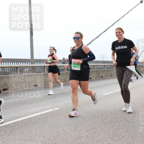 03.10.2025 - Köhlbrandbrückenlauf Lena Gebhardt http://msf.ph/oto/9202644 03.10.2025 15:49:53 Position 2 9476, 9494 meine-sportfotos.de