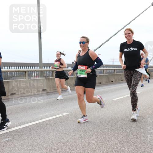 03.10.2025 - Köhlbrandbrückenlauf Lena Gebhardt http://msf.ph/oto/9202645 03.10.2025 15:49:53 Position 2 9476, 9494 meine-sportfotos.de