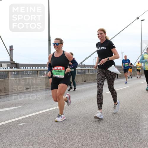 03.10.2025 - Köhlbrandbrückenlauf Lena Gebhardt http://msf.ph/oto/9202647 03.10.2025 15:49:54 Position 2 9494 meine-sportfotos.de
