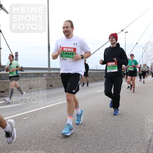 03.10.2025 - Köhlbrandbrückenlauf Lena Gebhardt http://msf.ph/oto/9202691 03.10.2025 15:50:03 Position 2 8540, 8529 meine-sportfotos.de