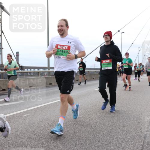 03.10.2025 - Köhlbrandbrückenlauf Lena Gebhardt http://msf.ph/oto/9202692 03.10.2025 15:50:03 Position 2 8540, 8529 meine-sportfotos.de