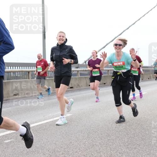 03.10.2025 - Köhlbrandbrückenlauf Lena Gebhardt http://msf.ph/oto/9202710 03.10.2025 15:50:07 Position 2 7133, 8084 meine-sportfotos.de