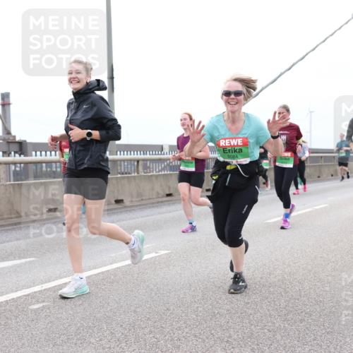 03.10.2025 - Köhlbrandbrückenlauf Lena Gebhardt http://msf.ph/oto/9202712 03.10.2025 15:50:07 Position 2 8084 meine-sportfotos.de