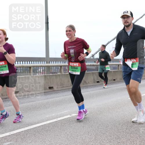 03.10.2025 - Köhlbrandbrückenlauf Lena Gebhardt http://msf.ph/oto/9202718 03.10.2025 15:50:08 Position 2 7786, 8853 meine-sportfotos.de