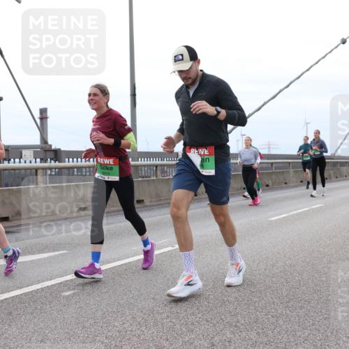 03.10.2025 - Köhlbrandbrückenlauf Lena Gebhardt http://msf.ph/oto/9202720 03.10.2025 15:50:09 Position 2 7786, 8853 meine-sportfotos.de