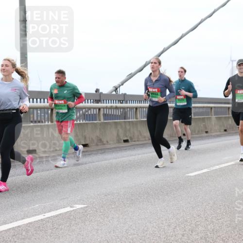 03.10.2025 - Köhlbrandbrückenlauf Lena Gebhardt http://msf.ph/oto/9202726 03.10.2025 15:50:11 Position 2 9066, 9295, 9735 meine-sportfotos.de