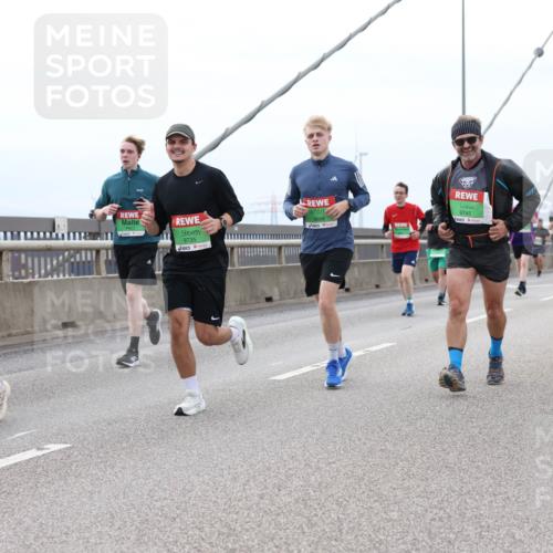 03.10.2025 - Köhlbrandbrückenlauf Lena Gebhardt http://msf.ph/oto/9202733 03.10.2025 15:50:12 Position 2 9735, 9698, 9745, 9708 meine-sportfotos.de