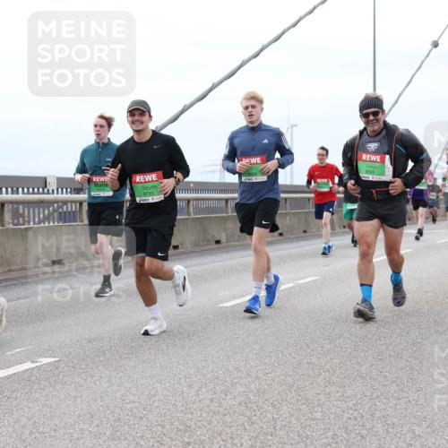 03.10.2025 - Köhlbrandbrückenlauf Lena Gebhardt http://msf.ph/oto/9202734 03.10.2025 15:50:12 Position 2 9735, 9745, 9708 meine-sportfotos.de