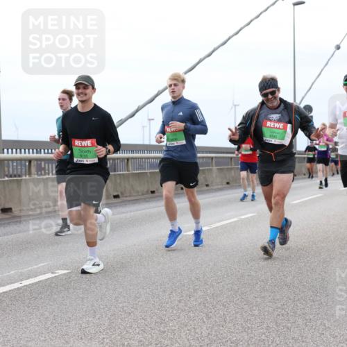 03.10.2025 - Köhlbrandbrückenlauf Lena Gebhardt http://msf.ph/oto/9202735 03.10.2025 15:50:12 Position 2 9735, 9698, 9745, 9708 meine-sportfotos.de